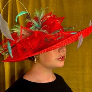 Striking scarlet sunhat ready for the Derby!